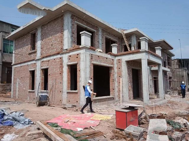 如何建造高性價(jià)比的兩層歐洲別墅？我?guī)闳ソㄖさ乜纯?讓你更早的了解別墅的建造！